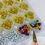 ⁦طقم صنع اكسسورات وأساور بناتية بالحروف ذهبية وبيضاء مع مقص و 2 بكرات سلك⁩ - الصورة ⁦2⁩