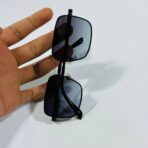 ⁦نظارة شمسية رجالية تصميم شبيه CARTIER عدسات متدرجة باللون الأسود مع حافظة حماية⁩ - الصورة ⁦2⁩