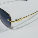 ⁦نظارة شمسية نسائية تصميم شبيه  MIU MIU عدسات أزرق متدرج مع حافظة حماية⁩ - الصورة ⁦5⁩