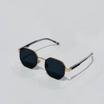 ⁦نظارة شمسية نسائية مع حافظة حماية⁩ - الصورة ⁦4⁩