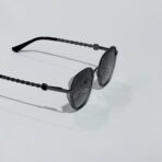 ⁦نظارة شمسية نسائية مع حافظة حماية⁩ - الصورة ⁦4⁩